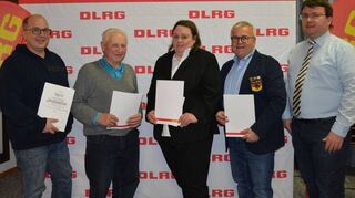 Die anwesenden geehrten Mitglieder (von links): Alexander Nast , Albert Rupp und Linda Förter, Martin Roller und Bezirksvorsitzender Heiko Lang.