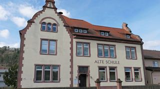 Berichtet wird im Jahrbuch auch über den Bau des Schulhauses (heute alte Schule) im Jahr 1903.