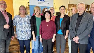 Neuwahlen: Gewählt wurden als neuer Vorstand des VdK Freudenberg Inge Cabrera (Dritte von links), Christine Bieber, Sigrid Wiedemann, Carina Dölger, Anja Klein, Günter Trost und Jürgen Klein. Gratuliert hatte zur Wahl Bürgermeister Roger Henning (links) und Margarete Schmidt (Zweite von links).