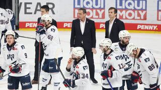 Schlussbild der Adler-Saison: Nach der 2:3-Niederlage in Berlin ist die Saison für Dallas Eakins (hinten rechts) und sein Team gelaufen.