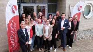 Eine der ersten Taten als frischgebackener Bürgermeister: Sören Döffinger (Dritter von rechts) lässt sich mit seinem neuen Rathaus-Team fotografieren.