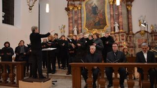 Der Chor von St. Bonifatius bei der Aufführung der Matthäuspassion in der Liobakirche.