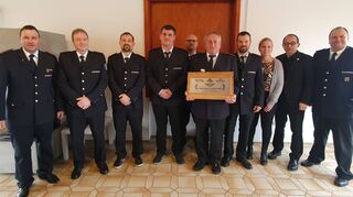 Strahlende Gesichter bei der Feuerwehrabteilung Götzingen: Das Bild zeigt die geehrten und beförderten Wehrmänner zusammen mit den Abteilungs-Verantwortlichen sowie den Vertretern der Kommune.