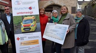 Die Nachbarschaftshilfe (NSH) Creglingen, die Stadtverwaltung und die Creglinger Landfrauen spendeten dem „Wunschmobil unterwegs“ 555 Euro. Im Bild von links Manuela Zahn vom Caritas-Förderverein, Creglingens Bürgermeister und Nachbarschaftshilfe-Vorsitzender Uwe Hehn, Katrin Löbbecke (Förderverein), Elfriede Vorherr (NSH-Helferin), Ines Horn, NSH-Einsatzleiterin und Waltraud Börchers (NSH-Helferin).