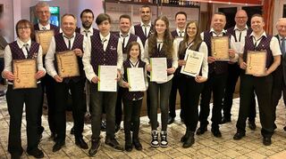 Ehrungen beim Musikverein Altheim: Das Bild zeigt (von links) Katja Emmert, Roland Braun, Harald Killian, Alexander Kappes, Jakob Mohr, Dominik Goisser, Tina Kappes, Michael Kappes, Luisa Schmitt, Fabian Mechler, Julia Killian, Roland Frank, Martin Sans, Clemens Weber und Herbert Münkel.