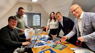 Die Freude über das neue Gästemagazin ist den Projektbeteiligten Jürgen Harth, Marco Kraus, Christina Weber, Frank Mittnacht und Jochen Eichelmann (von links) förmlich anzusehen. Mittlerweile ist die crossmediale Broschüre fertiggestellt.