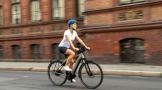 E-Bikes sind beliebt, in der Anschaffung aber nicht ganz günstig. Wer weniger ausgeben will, kann sich auf dem Gebrauchtmarkt umschauen.