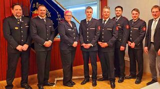 Bei der Jahreshauptversammlung der Feuerwehr Osterburken, Abteilung Stadt, wurden mehrere Aktive befördert. Das Bild zeigt sie mit Kommandant Stark und Bürgermeister Galm.
