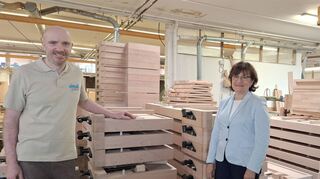 Geschäftsübergabe: Die Hobelbankfabrikation Hofmann und Hammer in Zimmern wird künftig von Andreas Schmidt geleitet. Die bisherige Chefin Anneli Hammer bleibt dem Betrieb treu, der vor 100 Jahren gegründet wurde.