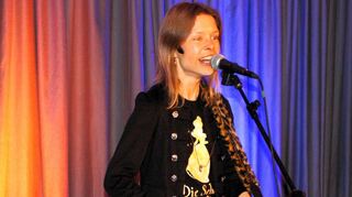 Musikkabarettistin Andrea Limmer mit ihrem Soloprogramm „Das Streben der Anderen - Klassentreffen 5.0“.