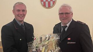 Ralph Hollenbach ehrte für 25 Jahre aktiven Dienst in der Feuerwehr Björn Wirsching (rechts).