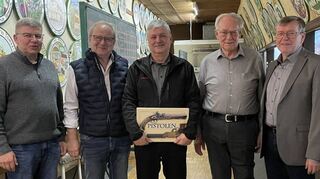 Jugendleiter Jürgen Sillmann (Mitte) wurde für seine Tätigkeit von OSM Achim Schubert, 1. Schützenmeister Joachim Schmidt, 2. Schützenmeister Hans Mittelstaedt und Verwaltungsratsmitglied Manfred Mechler geehrt und verabschiedet.