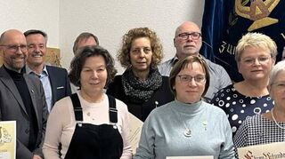 Der Vorsitzende Thomas Haber mit den Geehrten Reinhold Blatz, Dirigent Christian Roos, Margit Schölch, Martin Fenz, Pia Leide, Gerda Mohr, Rupert Baumann, Heike Nawotka (stellvertretende Vorsitzende), Marianne Blatz und Adolf Kapaun.