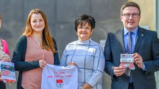 Landrat Christoph Schauder freute sich gemeinsam mit Jutta Melzer und Lilli Zenkert (beide Jugendamt) sowie Sozialdezernentin Elisabeth Krug über die neue Willkommensbox.