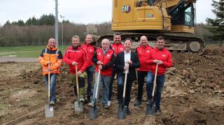Über den Spatenstich freuen sich: Thimo Hespelt von HT + T GmbH, Lutz Schlenkhof von Gecko Galabau sowie aus dem Arbeitskreis Soccer Court Armin Häffner, Dietmar Heimberger und Jürgen Unterwandling, Bürgermeister Joachim Döffinger, Jugendleiter Matthias Scherer und Vorsitzender Christian Geißler.