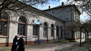 Das Schild ist da: Im Mai wird die VGMT in die Räume der ehemaligen Sparda-Bank am Laudaer Bahnhof einziehen. Dann wird dort die Mobilitätszentrale als Servicestelle für alle Anliegen rund um den öffentlichen Personennahverkehr sein.