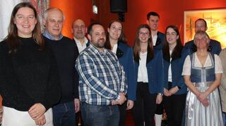 Der neugewählte Vorstand mit dem neuen Vorsitzenden Andreas Winkler (Vierter von links), Bürgermeisterin Heidrun Beck (links) und Ortsvorsteher Stefan Graf Zweiter von rechts).