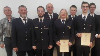 Beförderung: Das Bild zeigt (von links) Ortsvorsteher Hermann Dehner, die beiden Stellvertreter Norbert Brunner und Simon Beyer, Stadtkommandant Karl-Heinz Barth und Kommandant Stefan Walter (rechts) mit den Beförderten Sandra Burkert, Max Burkert, Lars Gebert, Michael Zuck und Xaver Scheidel.