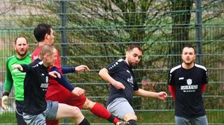 Die SpG Ahorn (schwarze Trikots) gab sich große Mühe, doch der Ball wollte nur ein Mal ins Tor. So stand es letztlich 2:1 für Sindolsheim/Rosenberg II.