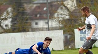 Zimmerns Martin Reinhardt (blaues Trikot) wird abgeräumt. Den folgenden Strafstoß verwandelte Ruven Schweizer sicher zum 1:0 gegen Krautheim/Westernhausen.