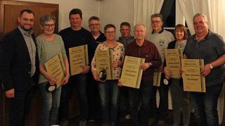 Neue Ehrenmitglieder des Fanfarenzugs Fränkische Herolde Dertingen: Das Bild zeigt den Vorsitzenden Patrick Volk mit Edith Markert, Egon Beuschlein, Theo Friedrich, Helmi Lipp, Matthias Dinkel, Rudi Galowitz, Jonas Hergenhan, Bettina Heinrich, Robert Gludowatz, Ingrid Friedrich und Priska Fischer.
