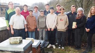 Pan-Dur spendete eine Kamera, mit der die Schüler das Leben in und an den Bienenstöcken dokumentieren können.