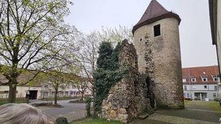 Balkon in luftiger Höhe am ehemaligen Spital (Bild oben). Das Badhaus war eine wichtige Einrichtung im Mittelalter (Bild unten, rechts). Letzter von ehemals 17 Türmen in der Stadtmauer, der Pulverturm am Kugelfang.