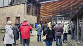 An der Mediothek Boxberg erläutert Dr. Dieter Thoma bei der Gedenkwanderung in Boxberg die militärische Ausgangslage am 31. März 1945.