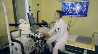 Eine Kardiologin zeigt in ihrer Praxis aktuelle Untersuchungsergebnisse.