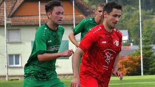Während die SpG Schwabhausen/Windischbuch II (in Rot), die sich im Abstiegskampf befindet, den FC Hundheim-Steinbach empfängt, muss Aufstiegsaspirant 1. FC Umpfertal (in Grün) zum zuletzt so starken VfR Gerlachsheim.