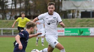 Beim VfB Bad Mergehtiem (hier eine Szene aus dem Spiel gegen Markelsheim/in Weiß) ist nach dem fürchterlichen 1:10-Debakel in Öhringen nun Wiedergutmachung angesagt.