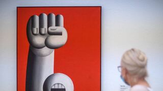 „Brausende Hochrufe“ ist der Titel des Werks von Hans Ticha. 2020 für die DDR-Kunstsammlung Mecklenburg-Vorpommerns angekauft, ist der Wert des Pop-Art-Bildes inzwischen gestiegen.