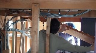 Die Orgelbauer installieren die restaurierten Teile wieder in das Orgelgehäuse – es ist eng und einiges an Technik ist zu beachten (linkes Bild). Noch ist das Orgelgehäuse leer. Die Pfeifen müssen noch eingesetzt werden. Zum Orgelfest am 14. April soll die Orgel wieder in vollem Klang ertönen.