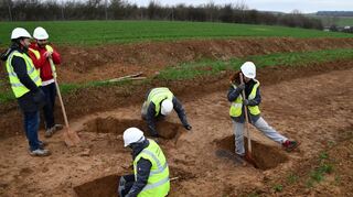Archäologen begutachten im Rahmen der vorbereitenden Untersuchungen die Trassenführung für den SuedLink. Zahlreiche Siedlungsreste aus der Eisenzeit wurden dabei entdeckt, wie hier von einem internationalen Grabungsteam, das an der A 81 bei Großrinderfeld arbeitete.