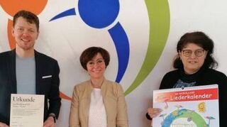 Freuen sich über die Kooperation: Rektor Steven Bundschuh, Andrea Neuser und Konrektorin Elke Stoy.