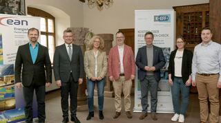 Die Energiekarawane startete in Mosbach. Mit dabei waren (von links) Uwe Ristl von der Energieagentur Neckar-Odenwald EAN, Landrat Dr. Achim Brötel, Karin Saalbach von KEFF, Dr. Andreas Hildenbrand von der IHK Rhein-Neckar, Mosbachs Oberbürgermeister Julian Stipp zusammen mit Klimaschutzmanagerin Monika Paniczek und Amtsleiter Fabian Weiß.