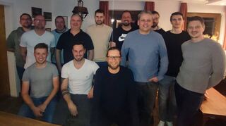Das neue Führungsteam der Spielvereinigung Apfelbach/Herrenzimmern mit dem scheidenden zweiten Vorsitzenden Klaus Melber (Zweite Reihe, Zweiter von links).