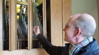 Weil sich in den Füßen der Zungenpfeifen sogenannter Bleizucker gebildet hatte, wurden diese gegen Edelstahlfüße ausgetauscht. Organist Gerhard Maier ist begeistert vom neuen Klang der Orgel und der technischen Aufrüstung.