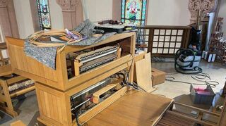 Das Orgelbauunternehmen Vleugels aus Hardheim rüstete die Klais-Orgel mit einer Setzeranlage auf und baute alle Pfeifen für die Reinigung aus.