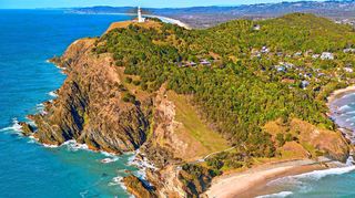Zum Badeort Byron Bay gehört der Nationalpark Cape Byron State Conservation Area auf einer Landzunge mit einem Leuchtturm.