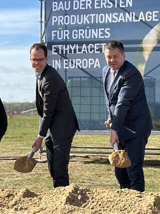 Beim Spatenstich: CropEnergies-Chef Fritz Georg von Graevenitz (l.) und Sachsen-Anhalts Wirtschaftsminister Sven Schulze.