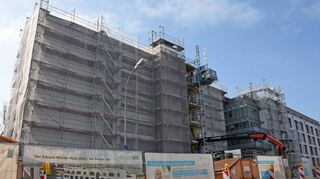 In der Austraße im Weberdorf wird seit 2021 schwer gebaut und erst 2025 sollen alle Arbeiten am neuen Eduard-Mörike-Haus abgeschlossen sein.