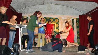 Die Gewölbegaukler der Convenartis-Theatergruppe proben für die am 13. Mai beginnenden Aufführungen in Wertheim.