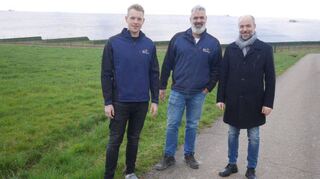 Freuen sich über den neuen Solarpark zwischen Erfeld und Altheim (von links): Hannes und Harald Schmieg sowie Bürgermeister Stefan Grimm.