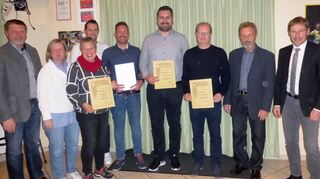Bei der Versammlung des SV Schlierstadt wurden Mitglieder geehrt. Das Bild zeigt von links Ortsvorsteher Jürgen Breitinger, Anja Seibold, Inge Jelinek-Kolesinski, Marc Schmidt, Daniel Heimberger, Fabian Ebel, Helmut Hamann, Fußballkreis-Ehrenvorsitzender Klaus Zimmermann und Bürgermeister Jürgen Galm.