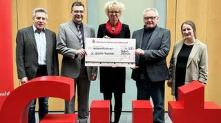 Die Sparkasse Neckartal-Odenwald unterstützt Musikschulen. Das Bild zeigt von links Alexander Monsch, Musikschule Buchen, Bernd Heß, Musikschule Walldürn, Direktorin Anja Herkert, Tobias Soldner, Musikschule Eberbach und Charlotte Kammerer, Musikschule Mosbach