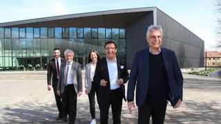 Vom Musikort Tauberphilharmonie ging es für Staatssekretär Arne Braun bei seiner Weikersheim-Visite im Rahmen seiner zweiten „Tour de Länd“ (vorn rechts mit Landtagsvizepräsident Wolfgang Reinhart, CDU, dahinter Bürgermeister Nick Schuppert, JMD-Generalsekretär Ulrich Wüster und Akademie-Referentin Alisia Maier) im Eilschritt weiter zur Musikakademie Schloss Weikersheim.