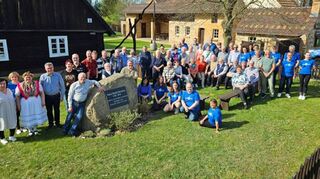 Besuch in der Oberlausitz: Das Bild zeigt die beiden Gruppen auf dem Njepila-Hof in Rohne.