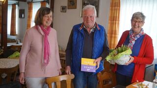 Gau-Wanderwart Helmut Müller, Allround-Organisator und verantwortlich für die Veranstaltungsangebote, wurde jetzt aus dem Kreis der Wanderwarte verabschiedet. Im Bild der Geehrte mit Maria Göllinger (links) und Ingeborg Raab.