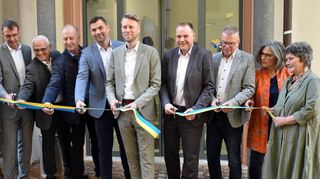 Gemeinsam mit Oberbürgermeister Markus Herrera Torrez und Thomas Beier, Geschäftsführer der Stadtwerke (sechster und siebter von links), schneiden am Bau Beteiligte und Mitarbeiter der Stadtverwaltung symbolisch am Eingang des neuen Bürgerservice-Zentrums das Band durch.